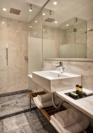 Standard_Room_-_Bathroom_II